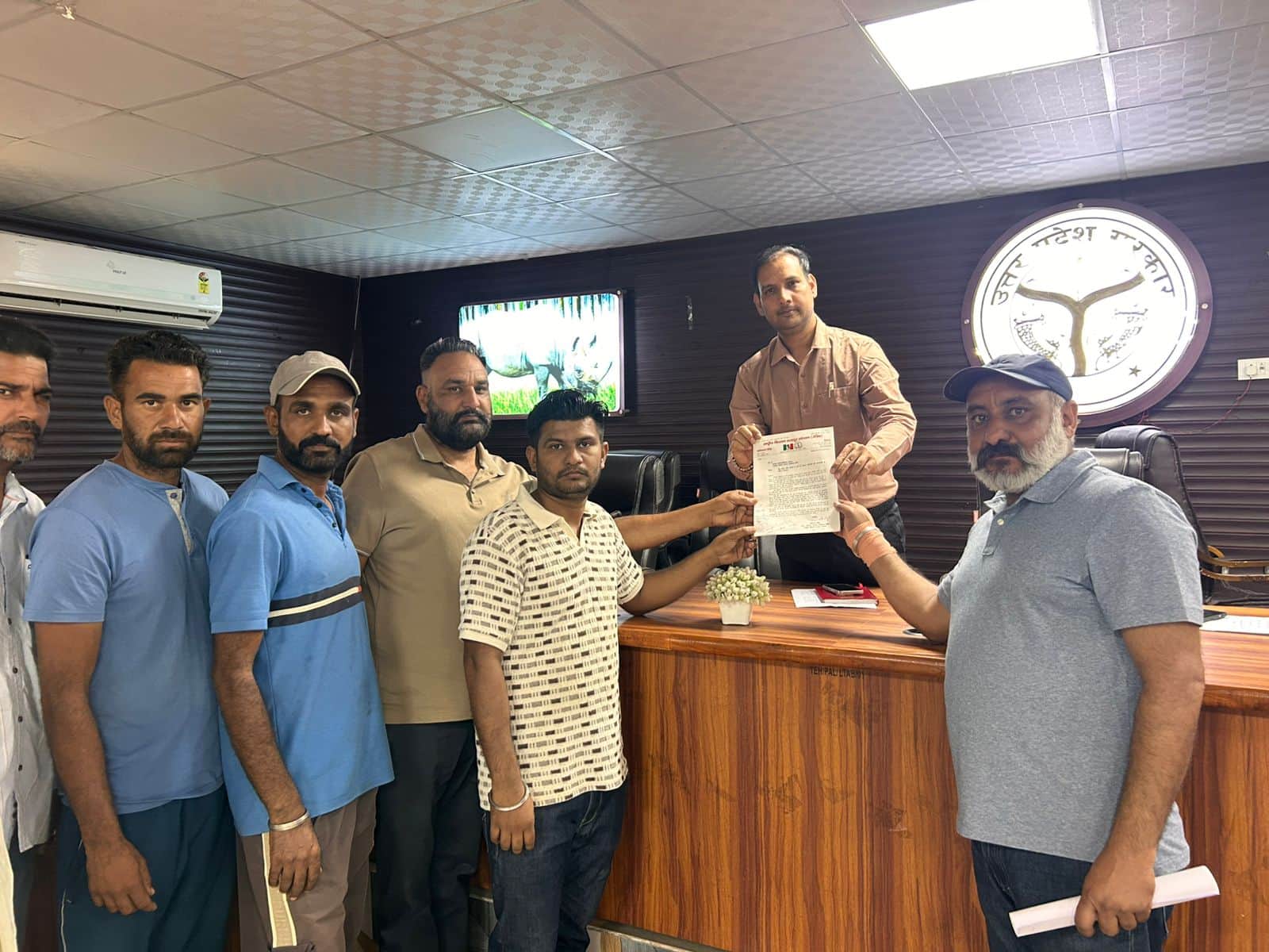 पलिया एसडीएम को ज्ञापन देते किसान। संवाद