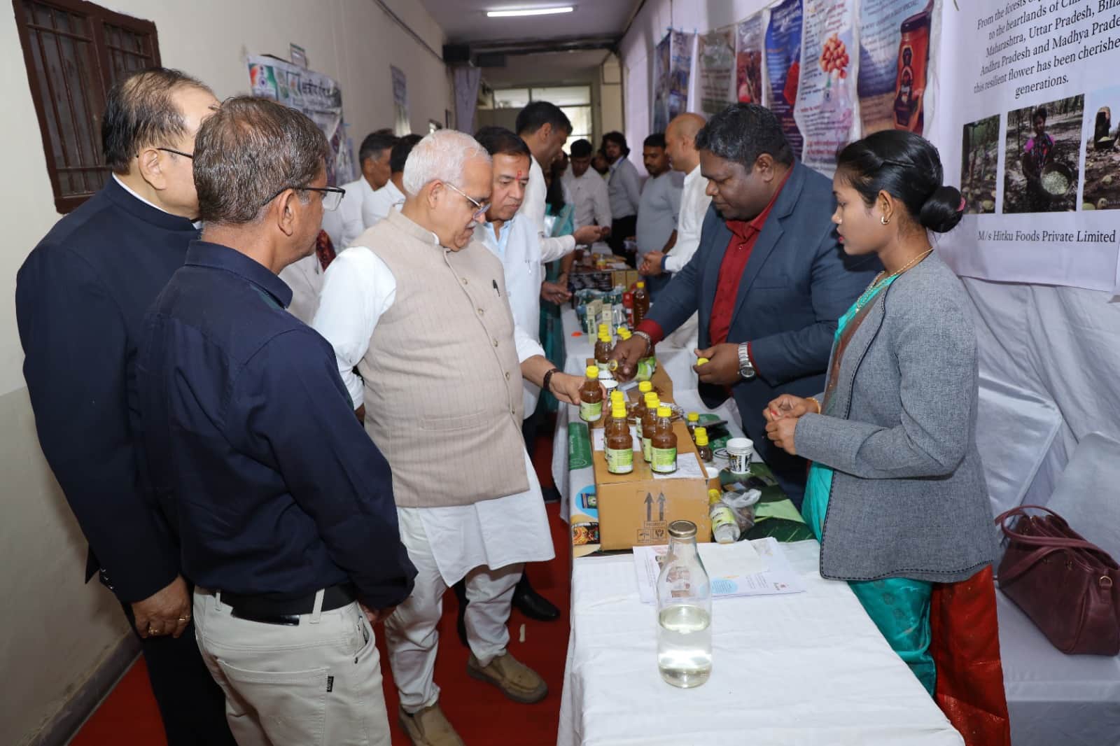 प्रदर्शनी का अवलोकन करते अतिथि व शिक्षक। स्रोत : विवि