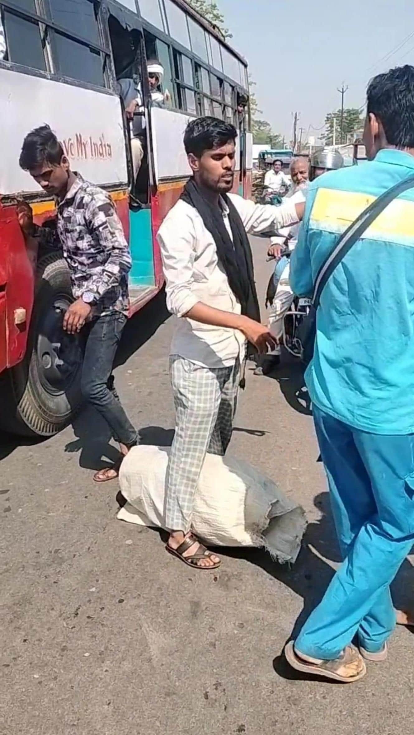 प्रदर्शन के दौरान उपभोक्ता व कर्मी के बीच हो रही बहस।