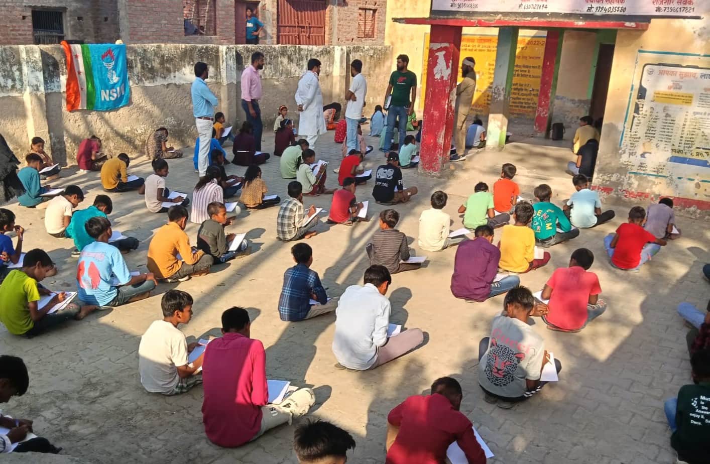 पट्टी बेजांव में निबंध प्रतियोगिता में प्रतिभाग करते बच्चें। स्रोत आयोजक