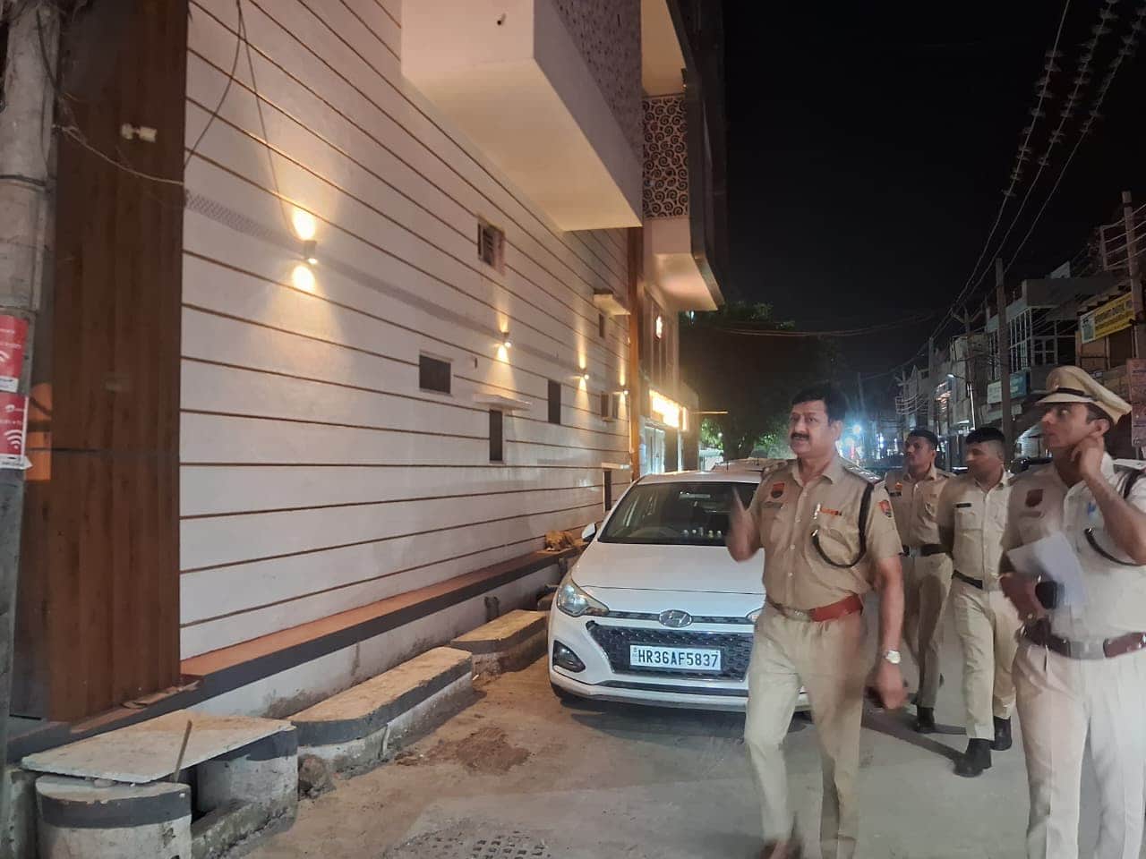 पैदल गश्त करती पुलिस टीम। स्रोत : पुलिस