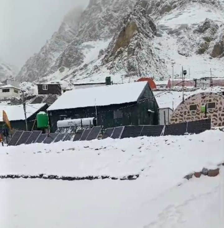 पिथौरागढ़ जिले के 14,500 फुट की ऊंचाई पर नाभीढांग में बर्फबारी का नजारा। स्रोत : ग्रामीण