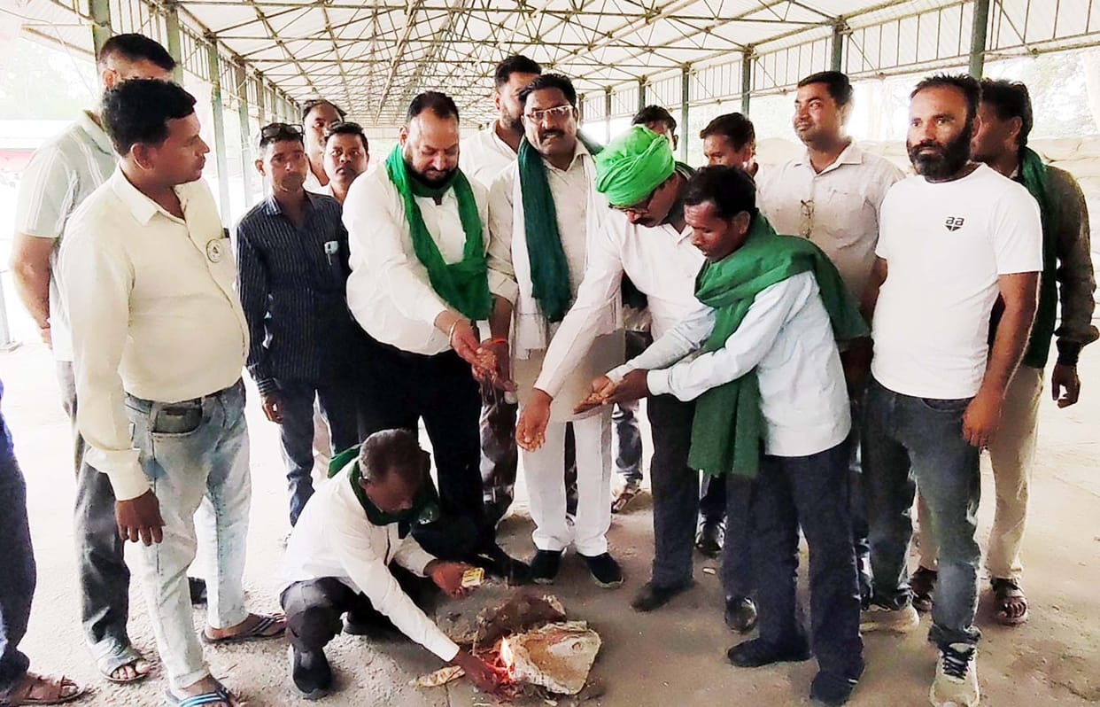 BKU Symbolically Burns Wheat and Raises Slogans at Puwayan Mandi
