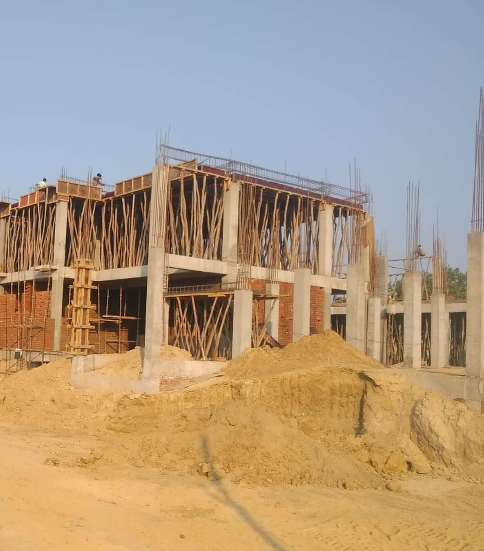 पयागीपुर के ट्रांसपोर्टनगर में निर्माणाधीन निरीक्षण भवन।