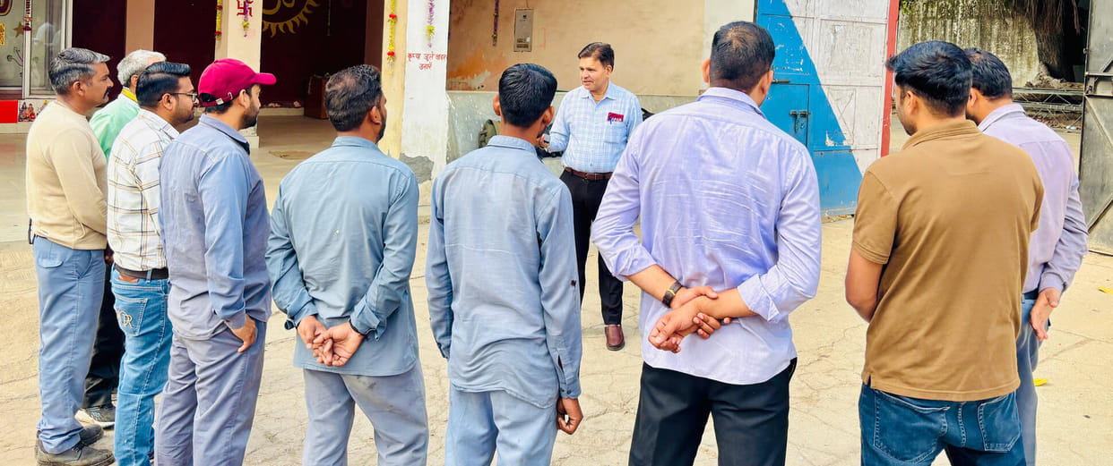 Employees demonstrated at the railway station
