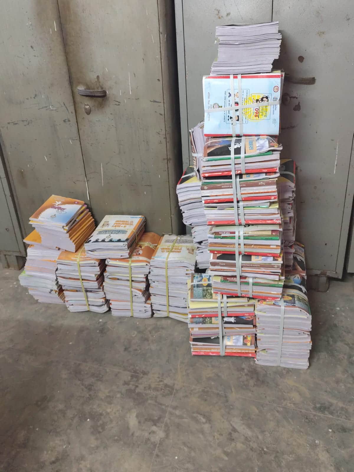 रेवाड़ी। बिठवाना स्थित पीएमश्री विद्यालय में पहुंची कक्षा आठवीं की किताबों की पहली खेप।संवाद