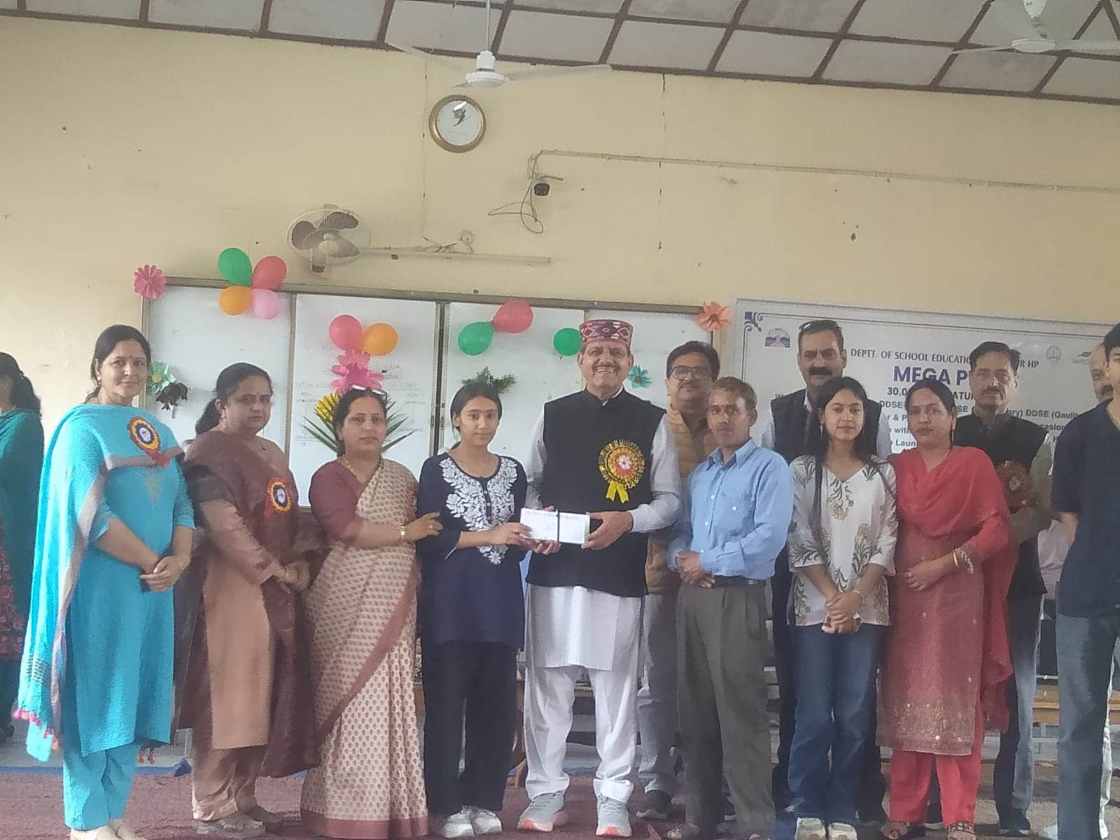 सुजानपुर स्कूल में मेधावी विद्यार्थियों को ई-वाउचर प्रदान करते विधायक। स्रोत : संस्थान