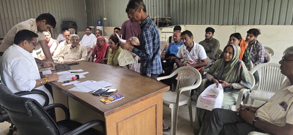 सेक्टर एक स्थित कार्यालय में लोगों की समस्या सुनते डॉ. सतीश खोला। स्रोत : प्रवक्ता