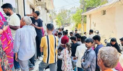 सिलिंडर के लिए एजेंसी पर उमड़ी भीड़।