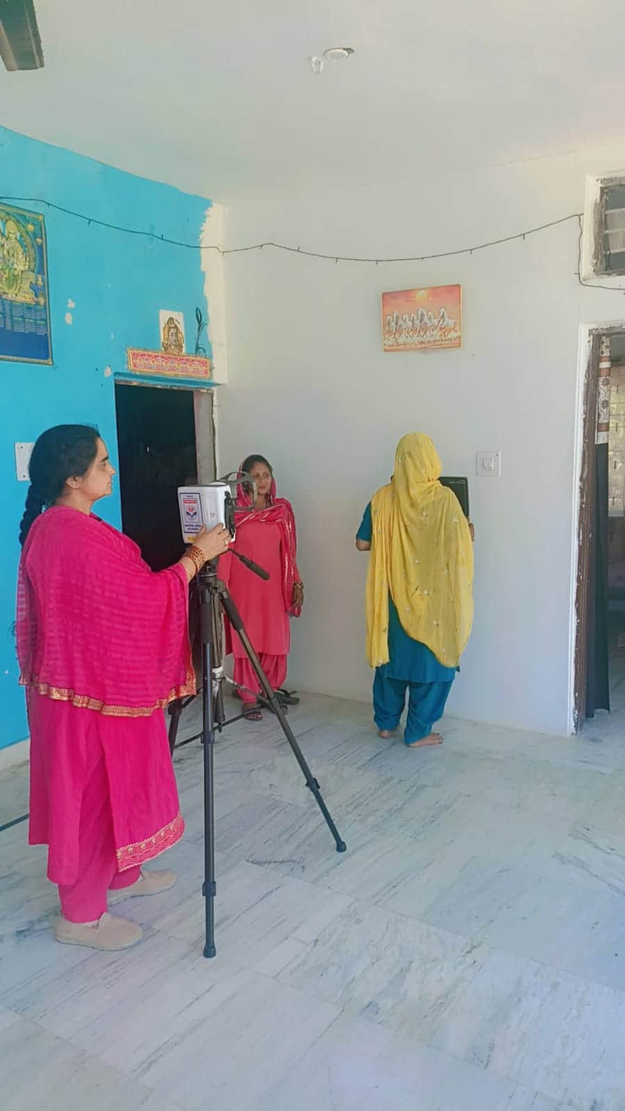 सनाही खुर्द में आयोजित टीबी एक्सरे स्क्रीनिंग शिविर में एक्सरे करवाती महिला। स्रोत : स्वास्थ्य 