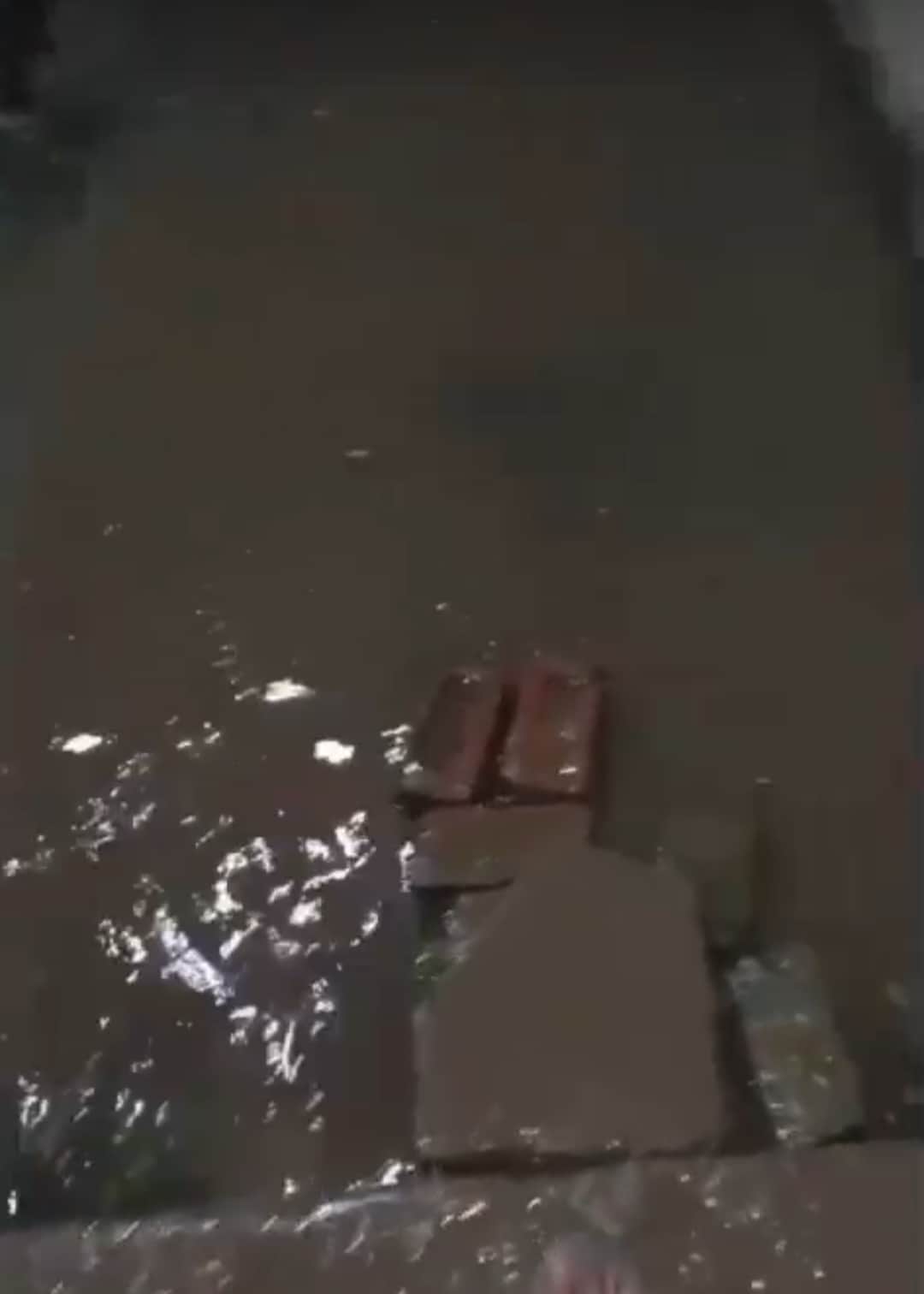 सराय में गली में सड़क न बनने से भरा बारिश का पानी। स्त्रोत: पाठक