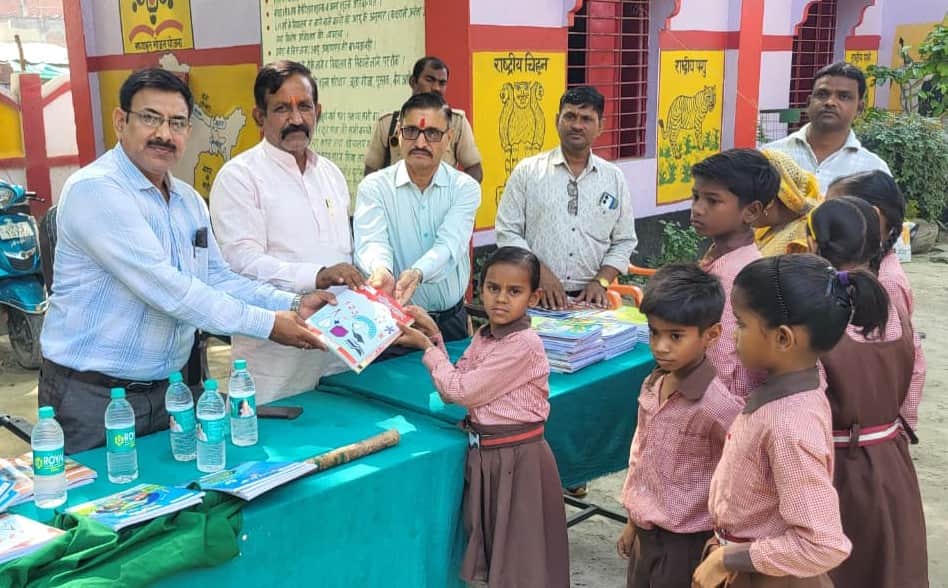 सुरियावां में छात्र-छात्राओं को पुस्तक वितरण करते जिला पंचायत अध्यक्ष अनिरुद्ध तिवारी । स्रोत 