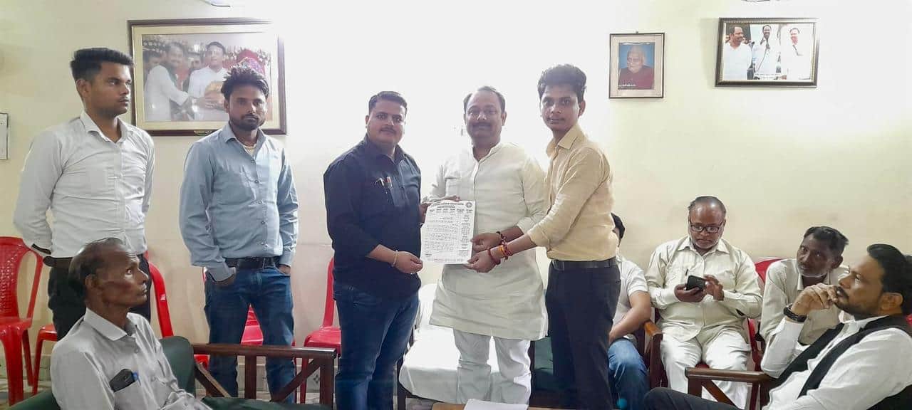 सांसद उत्कर्ष वर्मा को ज्ञापन देते फार्मासिस्ट एसोसिएशन के पदाधिकारी। स्रोत: एसोसिएशन