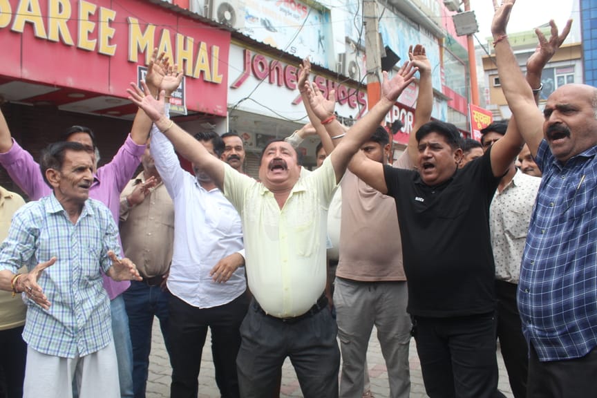 Central Market: Schools closed, hospitals emptied, traders beat their chests and said, "We were robbed."