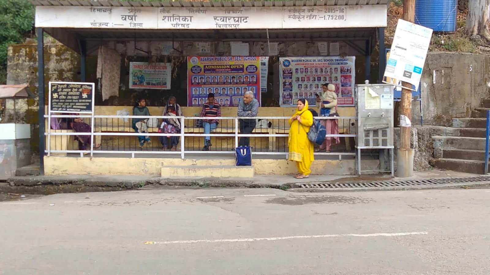 स्वारघाट   में बसों की इंतजार करते लोग। संवाद