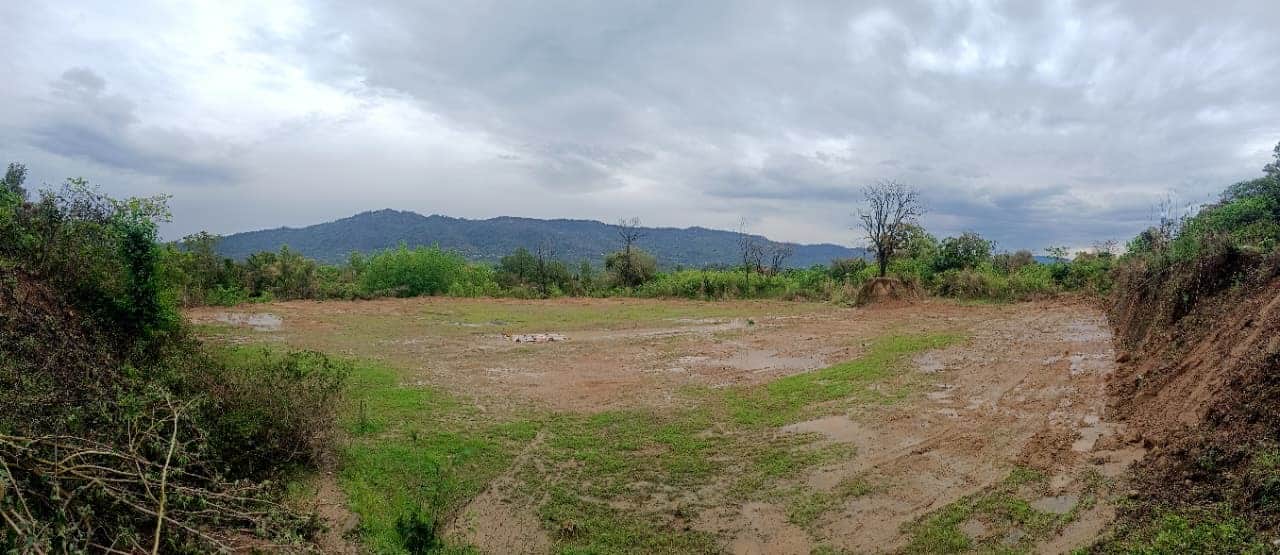 शहीद अंकेश मेमोरियल कप क्रिकेट प्रतियोगिता के तैयार होता हुआ मैदान। स्रोत: जागरूक पाठक।