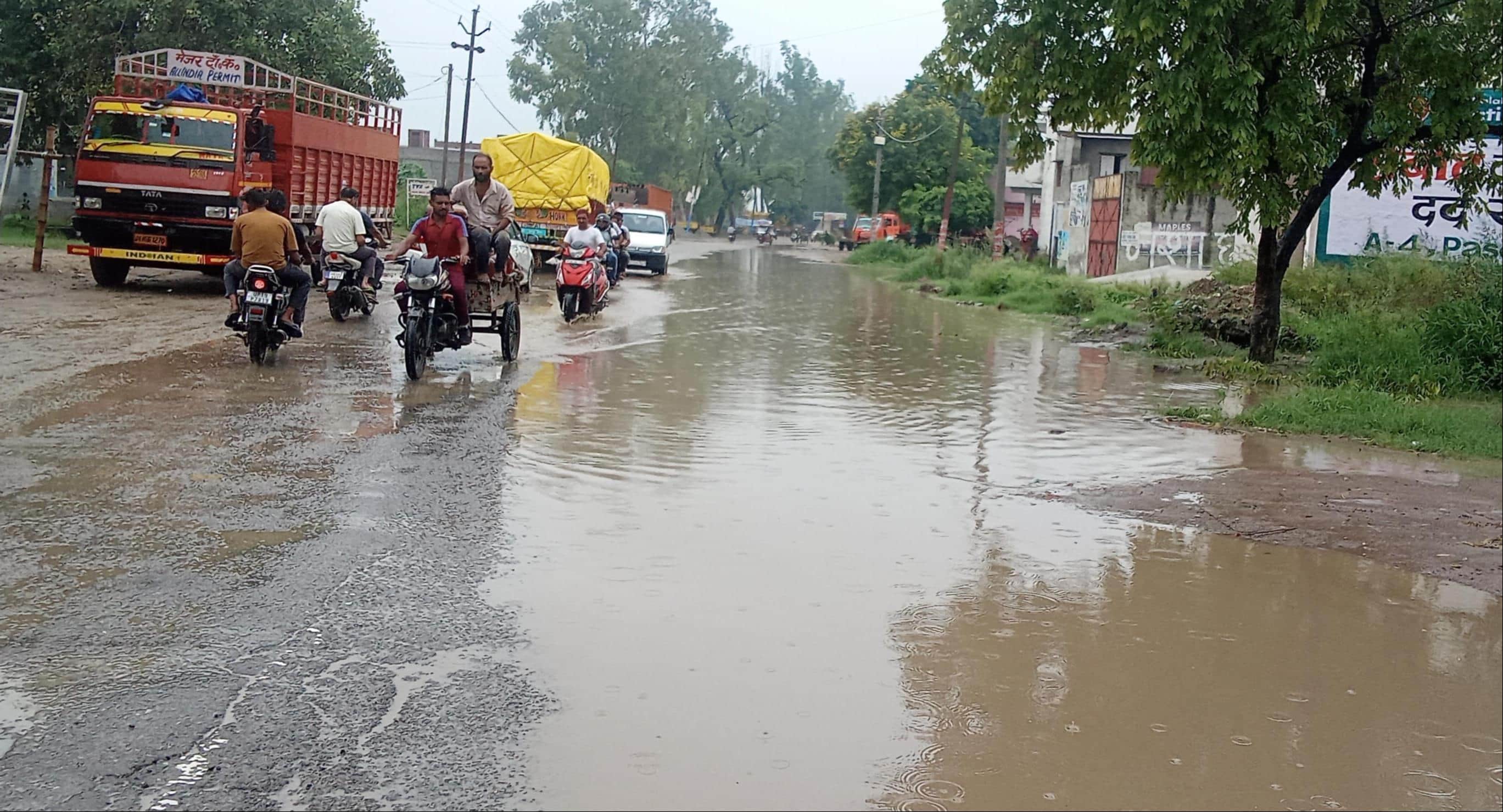 शामली में कैराना रोड पर बरसात के बाद जलभराव । संवाद