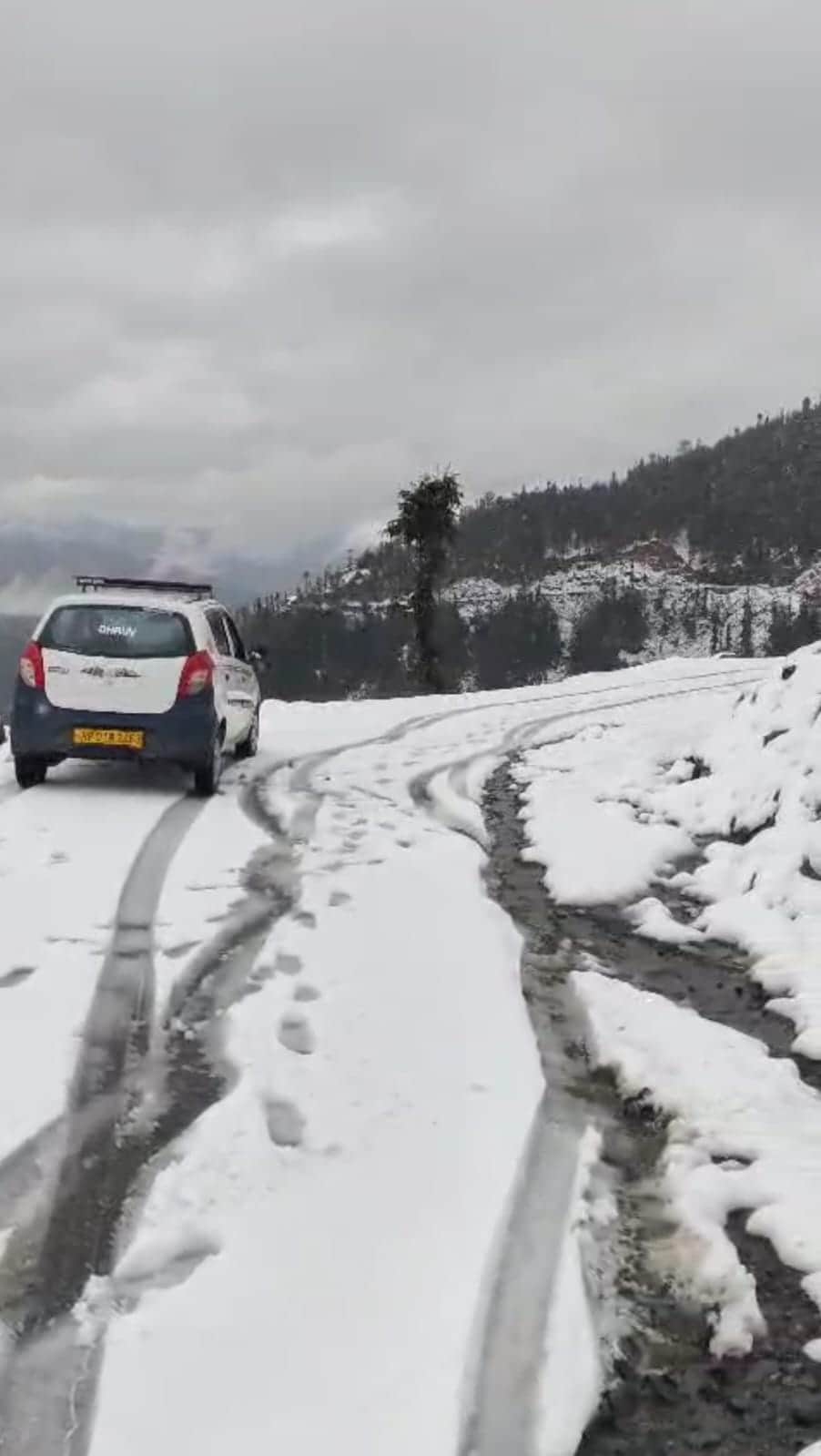 शैटाधार चिऊणी सड़क पर जाती टैक्सी। संवाद