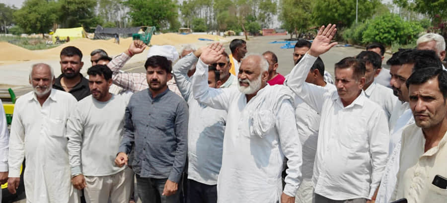 टोहाना। अपनी मांगों को लेकर नारेबाजी करते किसान नेता। संवाद