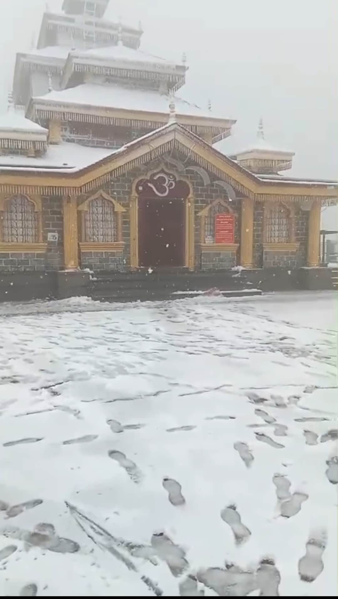 टिहरी जिले में खूब हुई बारिश सुरकंडा मंदिर क्षेत्र में हुई बर्फबारी। जागरुक पाठक