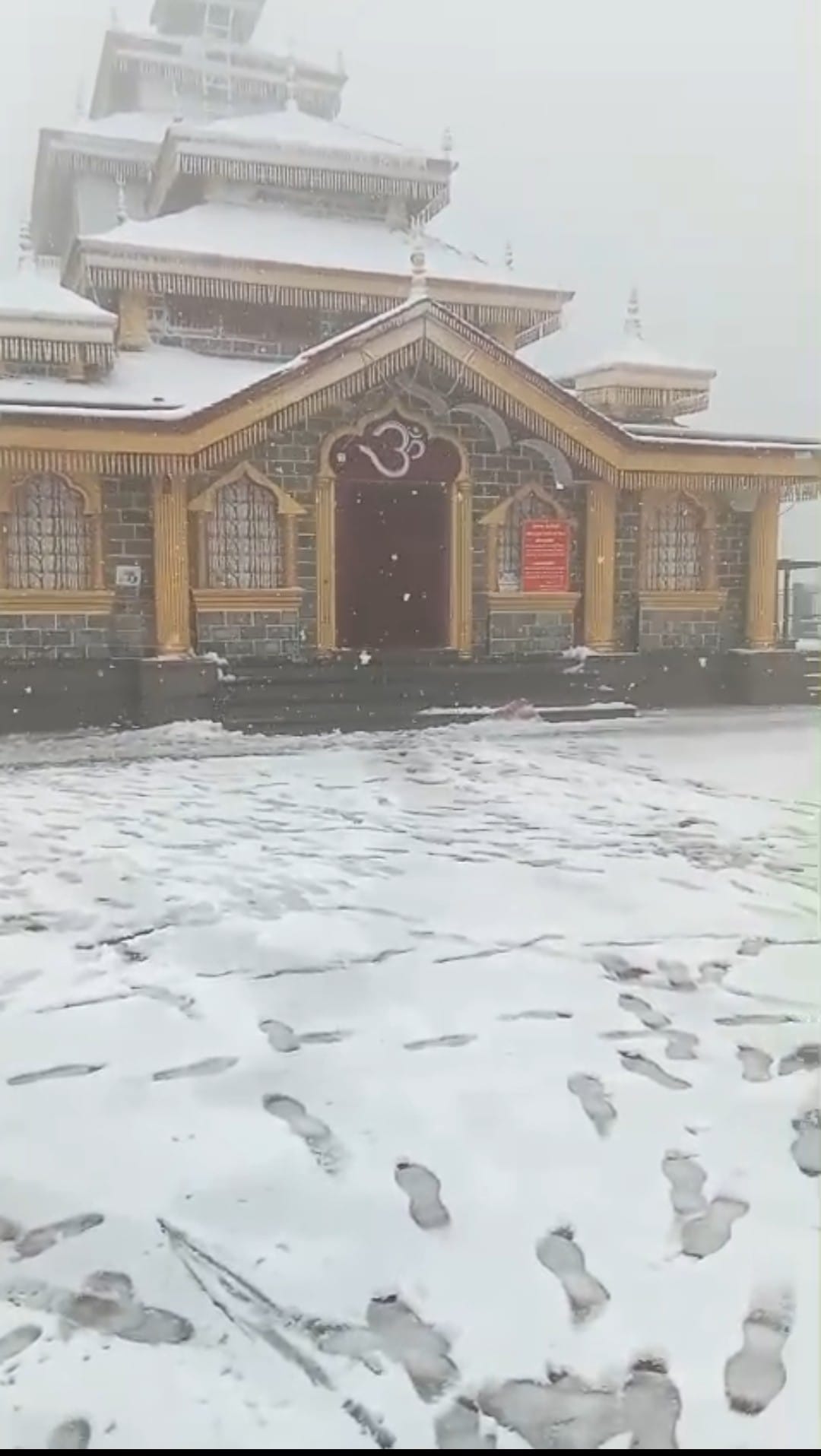 टिहरी जिले में खूब हुई बारिश सुरकंडा मंदिर क्षेत्र में हुई बर्फबारी। जागरुक पाठक