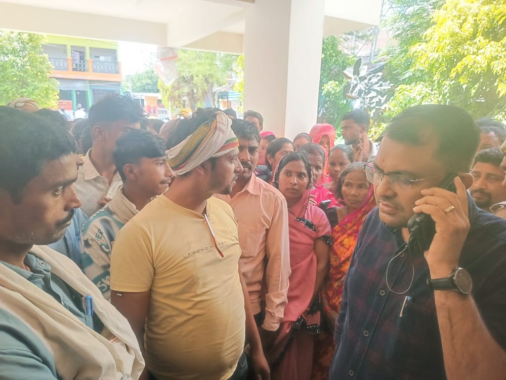 Consumers created ruckus in the tehsil due to non-availability of cooking gas.