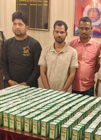 99 liters of country liquor recovered, three smugglers arrested