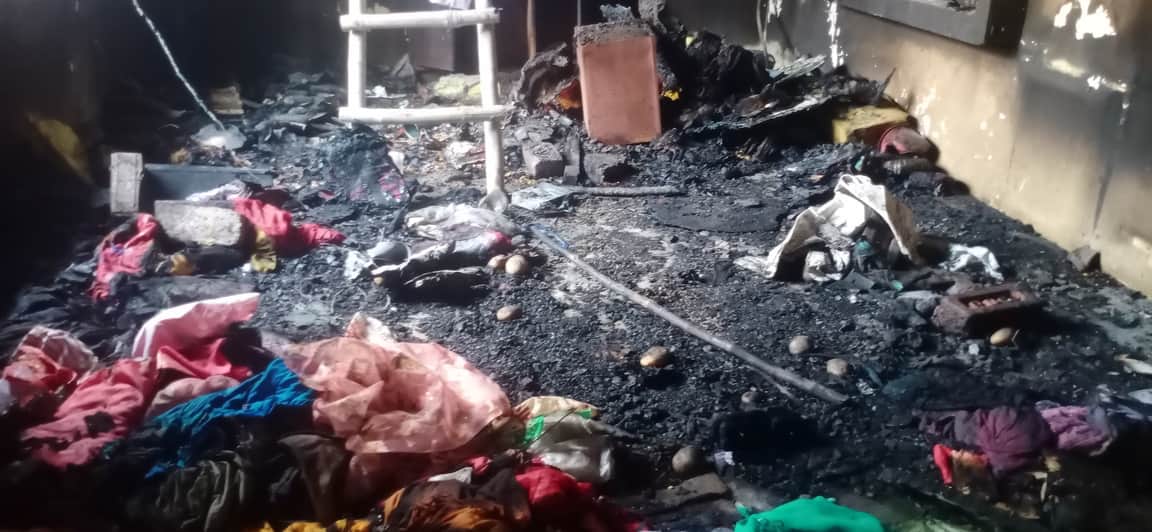 थाना मूसाझाग क्षेत्र के गांव अहोरामई में आग लगने से जला घर का सामान। संवाद