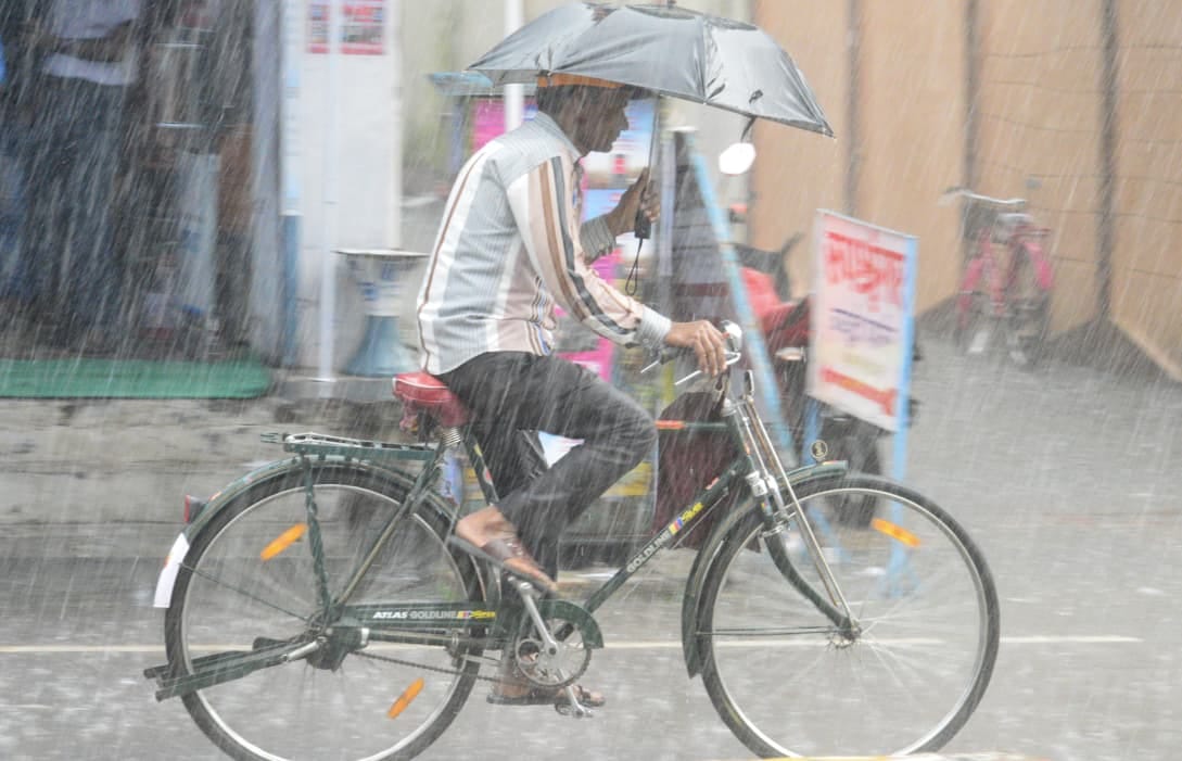 Weather wreaks havoc: trains stranded, power outages... crops ruined