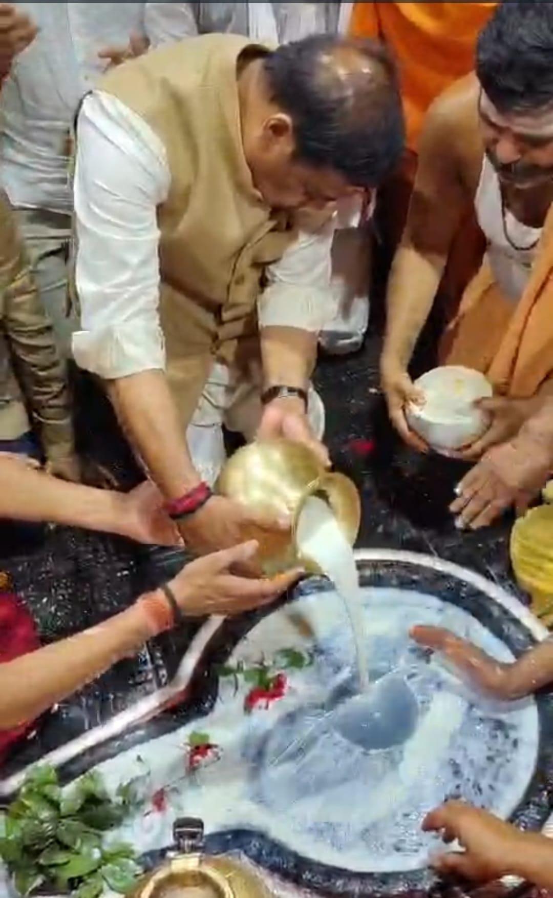 Assam CM visits Deoghar before polling, offers prayers to Baba Baidyanath
