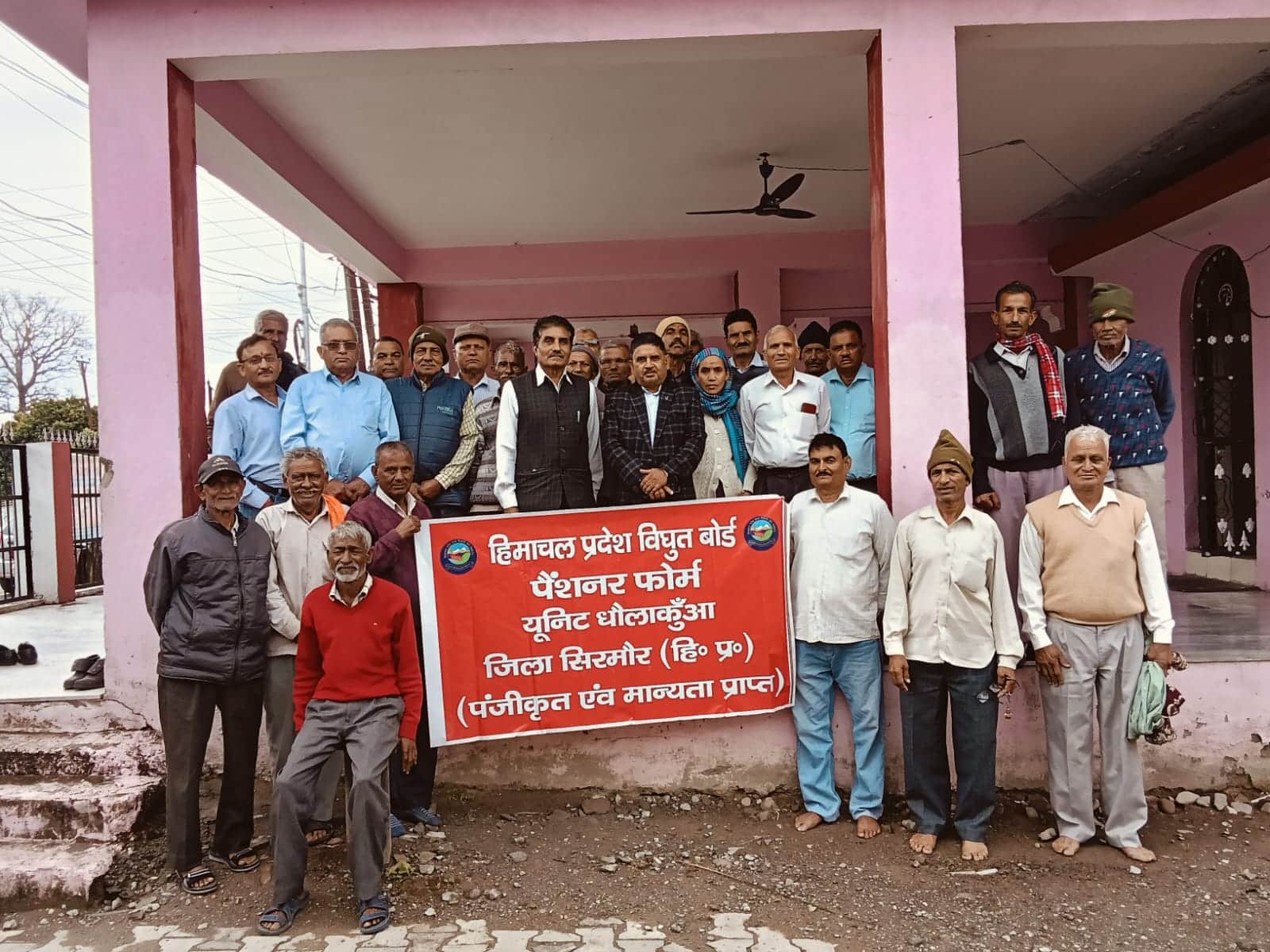 धौलाकुआं में विद्युत बोर्ड पेंशनर्स फोरम की बैठक के बाद स्थानीय यूनिट के पदाधिकारी व सदस्य। स्र