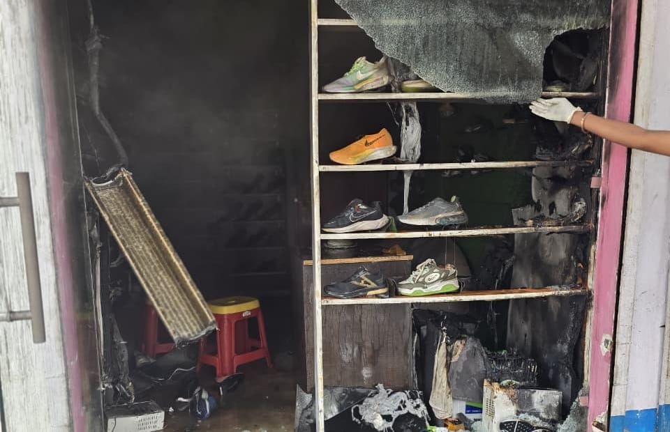 Massive Fire Breaks Out at Footwear Shop Due to Short Circuit; Losses Amount to Lakhs