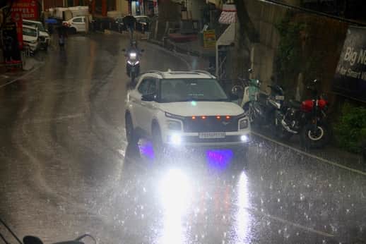 धर्मशाला में मंगलवार को दोपहर बाद बारिश के साथ अंधेरा सा छा गया। इस दौरान सड़क पर वाहनों की लाइ