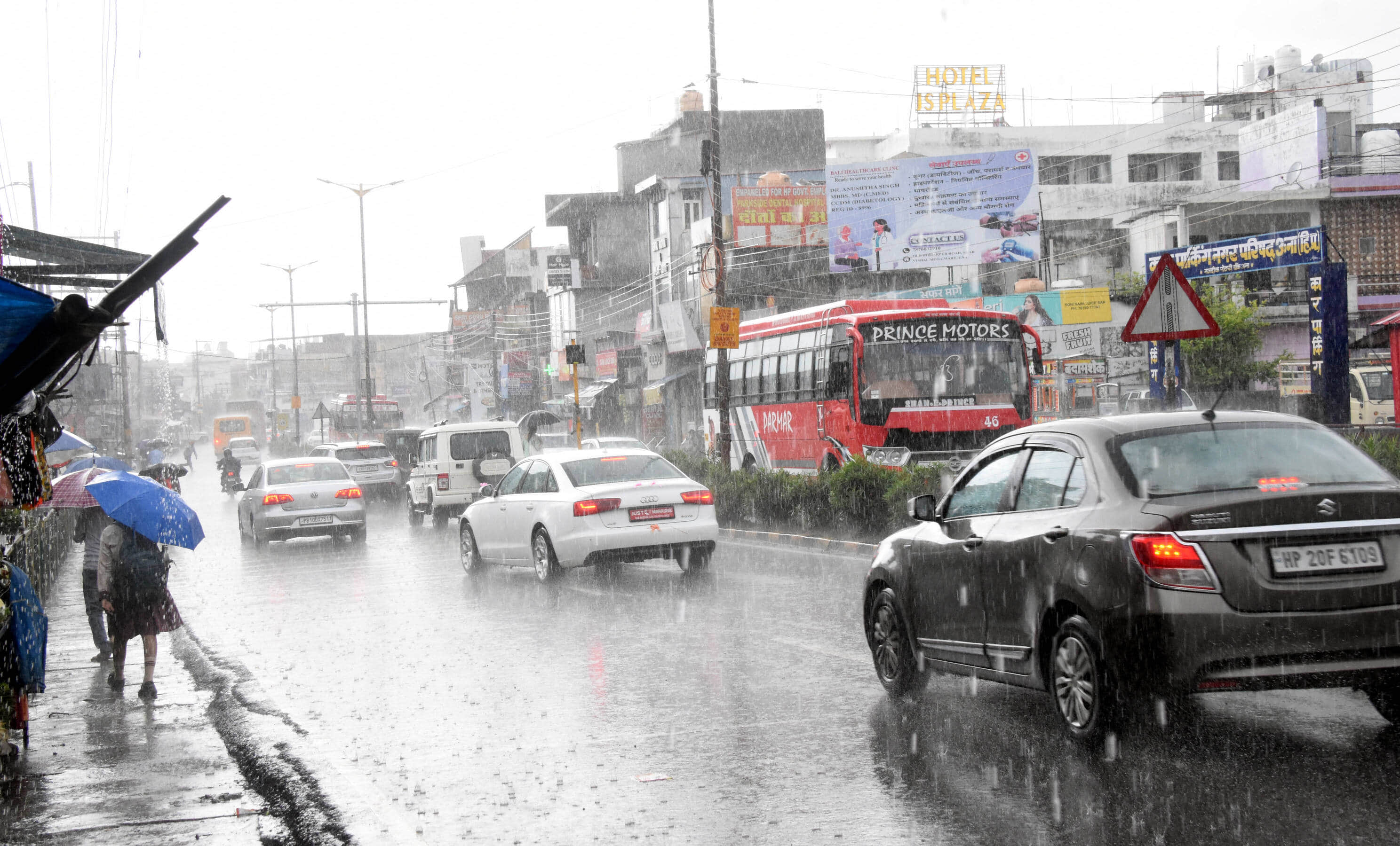 ऊना में झमाझम बारिश के बीच रेंगती गाड़ियां।संवाद