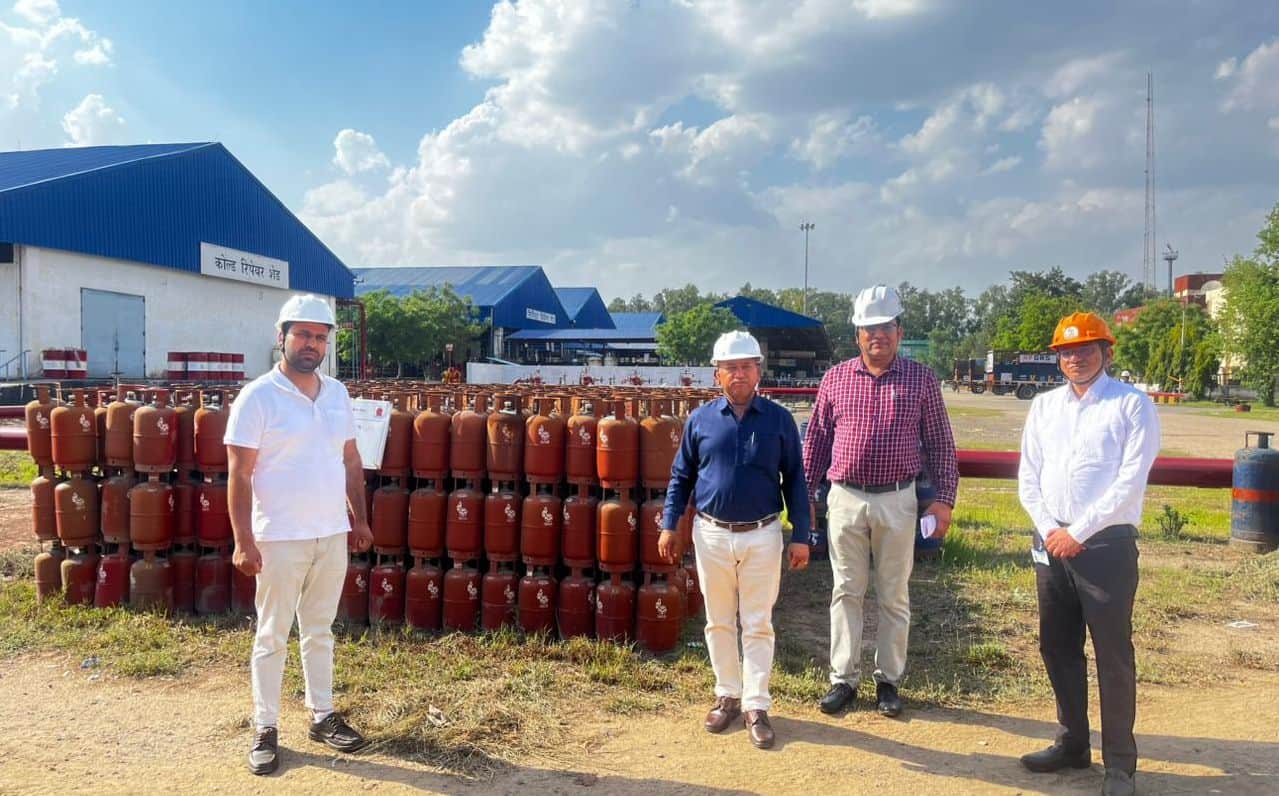 09जेएनडी13: जिला खाद्य एवं आपूर्ति नियंत्रक राजेश कुमार आर्य एचपी गैस प्लांट का दौरा करते हुए। 