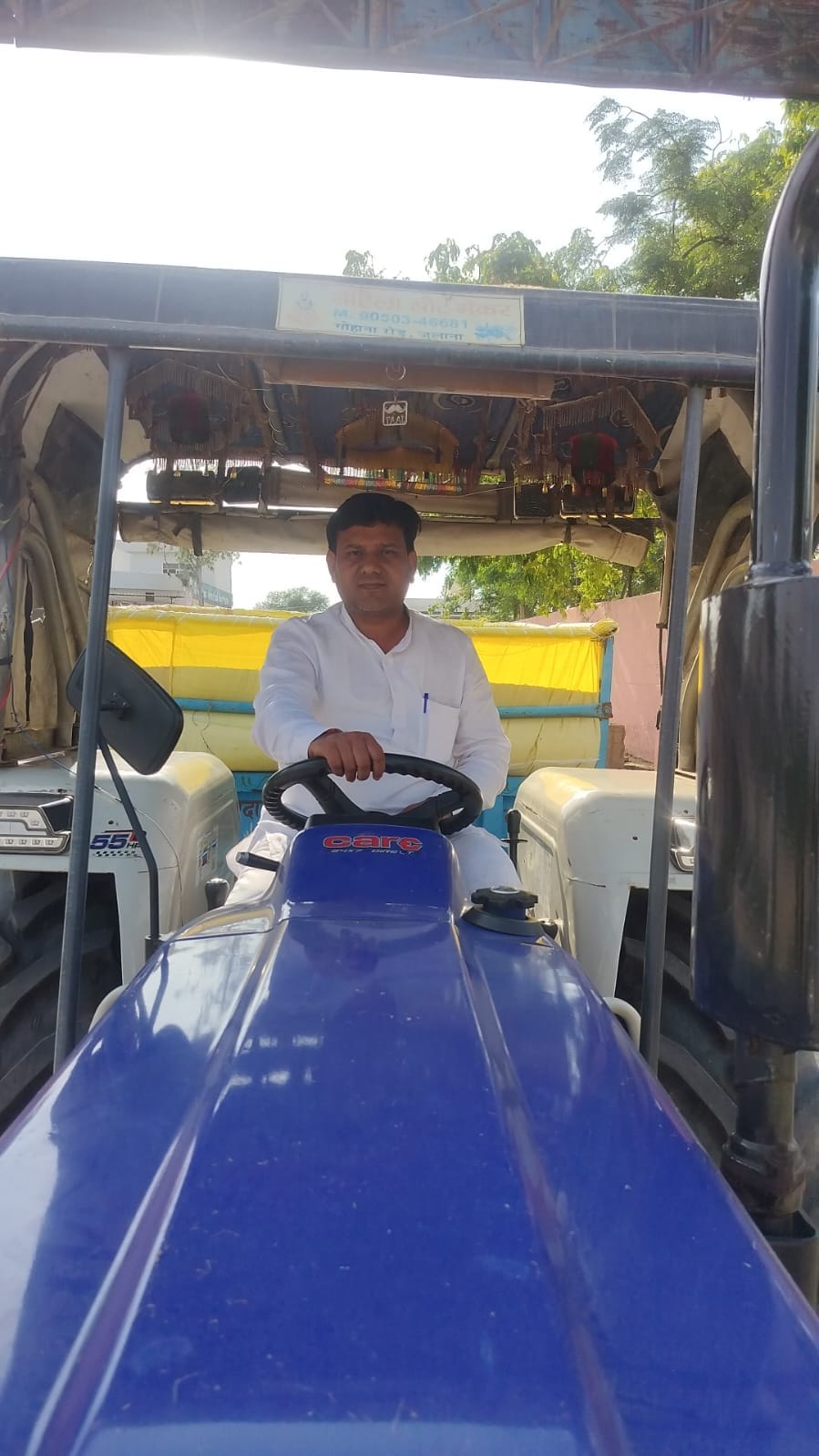 The Market Committee Chairman himself arrived with a tractor-trolley to obtain a gate pass.