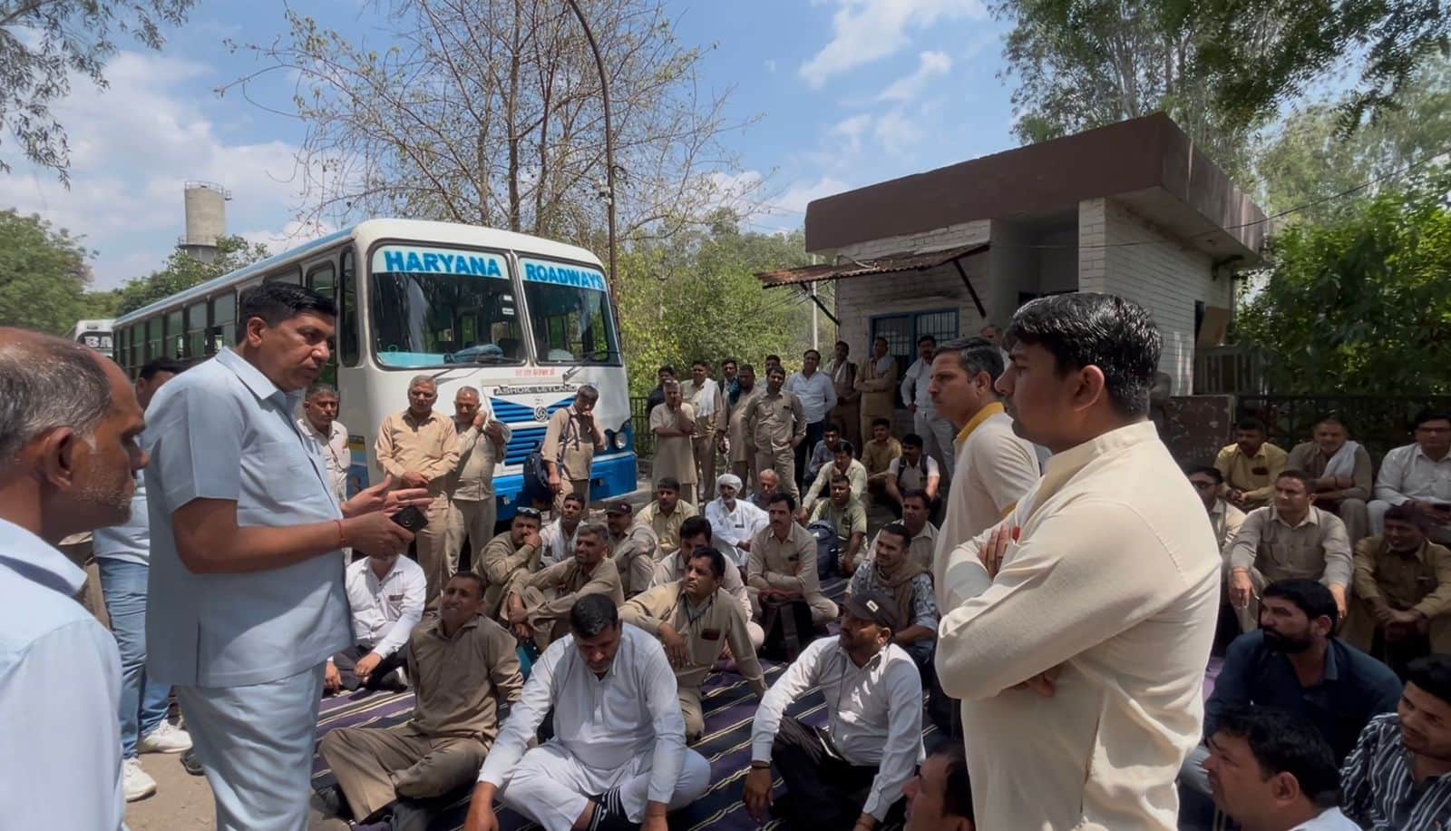 11-रोहतक बस स्टैंड के गेट नंबर तीन पर रोडवेज कर्मचारियों की ओर से किए विरोध प्रदर्शन के बाद समझ