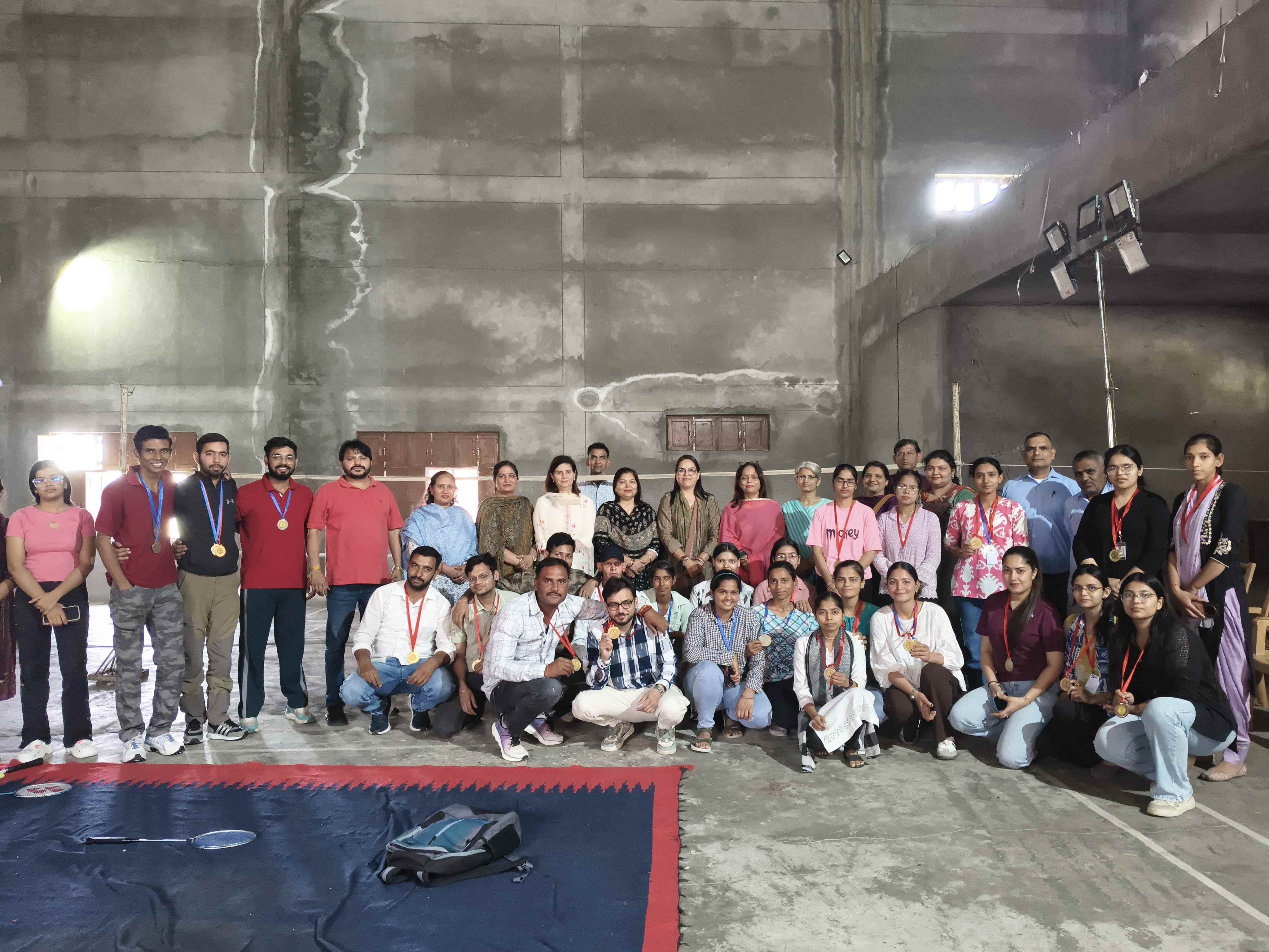 27-गौड़ ब्राह्मण शिक्षण महाविद्यालय में बैडमिंटन  खिलाड़ियों को सम्मानित करते प्राचार्या प्रो