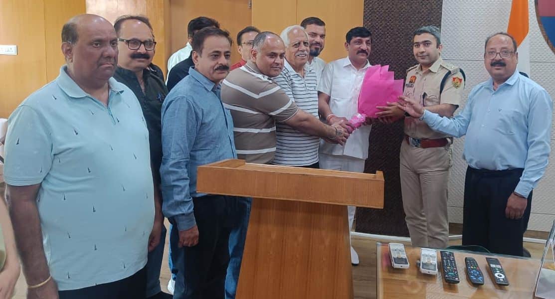 30-रोहतक एसपी गौरव राजपुरोहित का स्वागत करते किला रोड बाजार के व्यापारियों का प्रतिनिधिमंडल । 