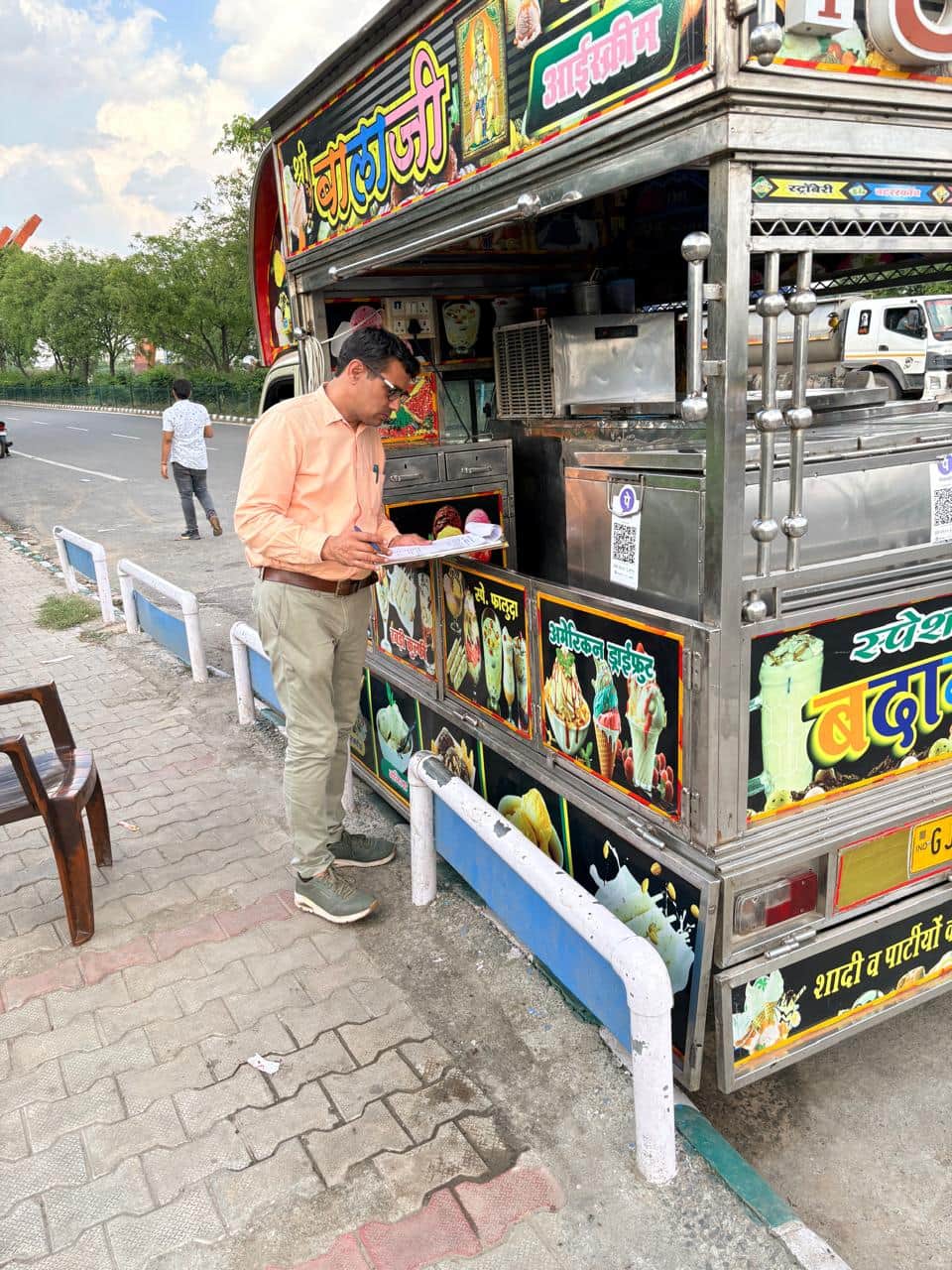 33-एनएच 9 पर आईसक्रीम के सैंपल लेते डॉ. योगेश कादियान। स्रोत: विभाग