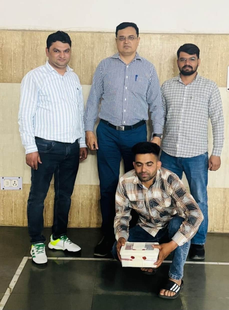 37- आरोपी युवक के साथ जिला औषधि नियंत्रण अधिकारी डॉ. मनदीप मान व उनकी टीम के साथ। स्रोत : विभा