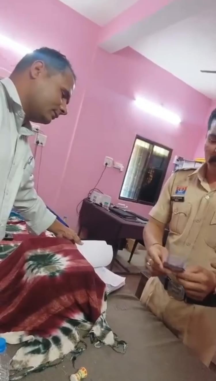 थाने में रिश्वत!: वीडियो में पैसे का लेन-देन करते दिखे पुलिसकर्मी, राजनांदगांव में SI समेत दो सस्पेंड