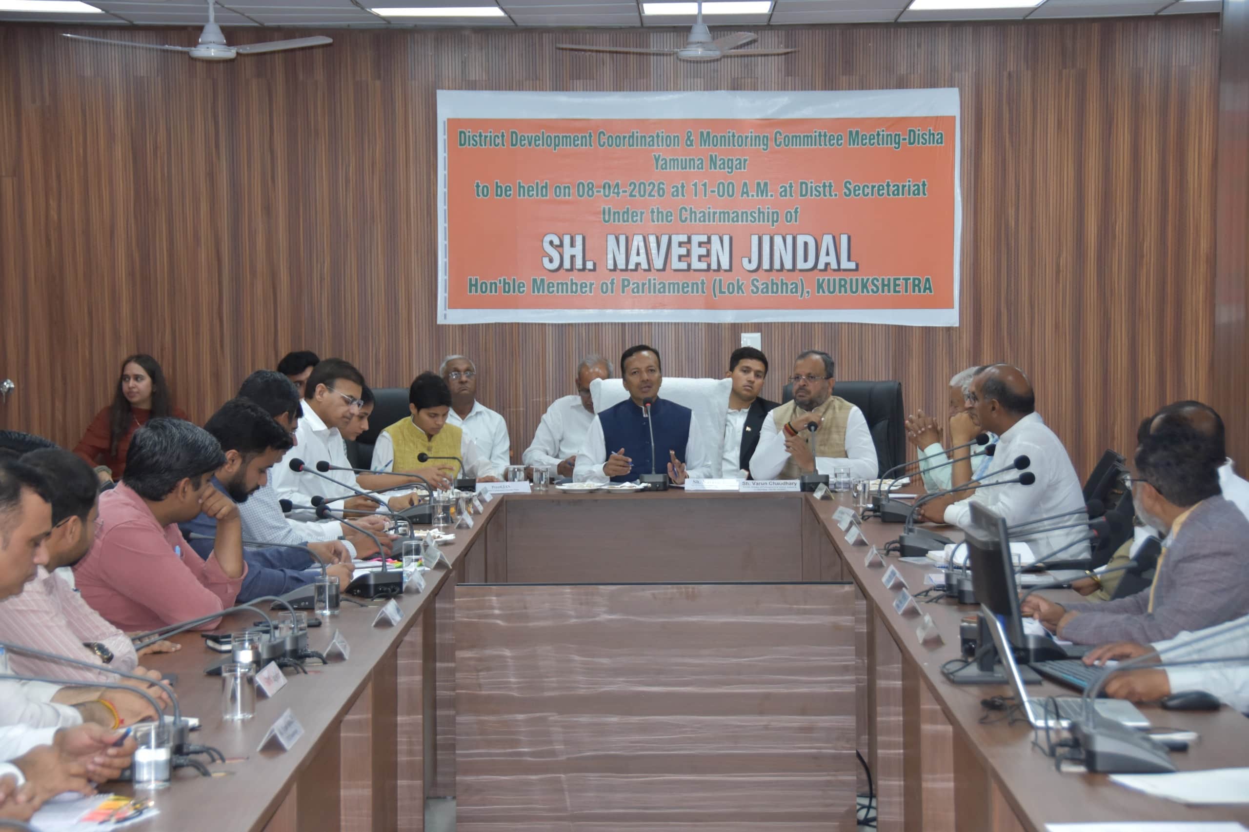 अधिकारियों के साथ बैठक करते कुरूक्षेत्र सांसद नवीन जिंदल। डीआईपीआरओ