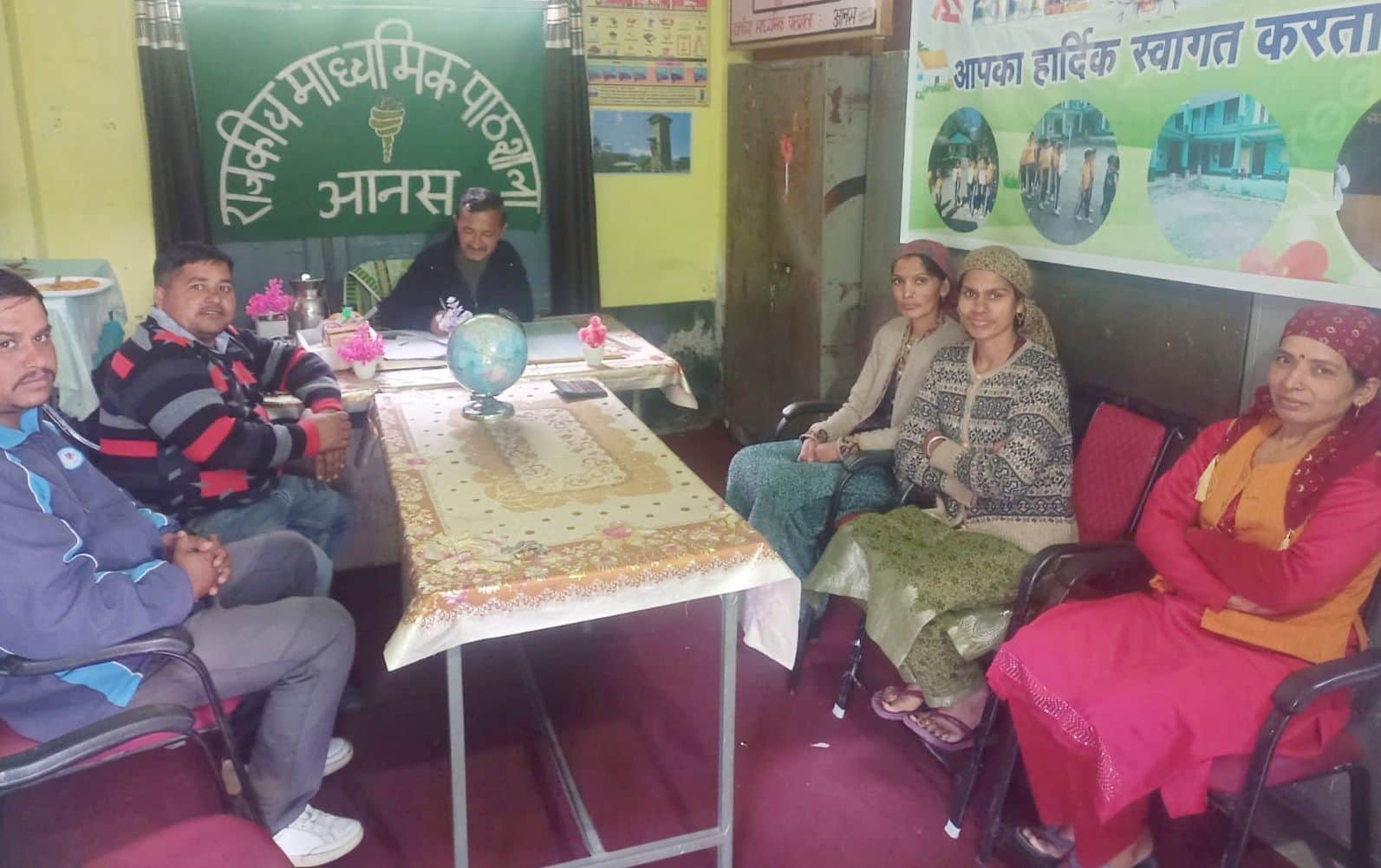 आनस स्कूल में बैठक कर अभिभावकों ने शिक्षकों के तबादलों पर जताया रोष। संवाद