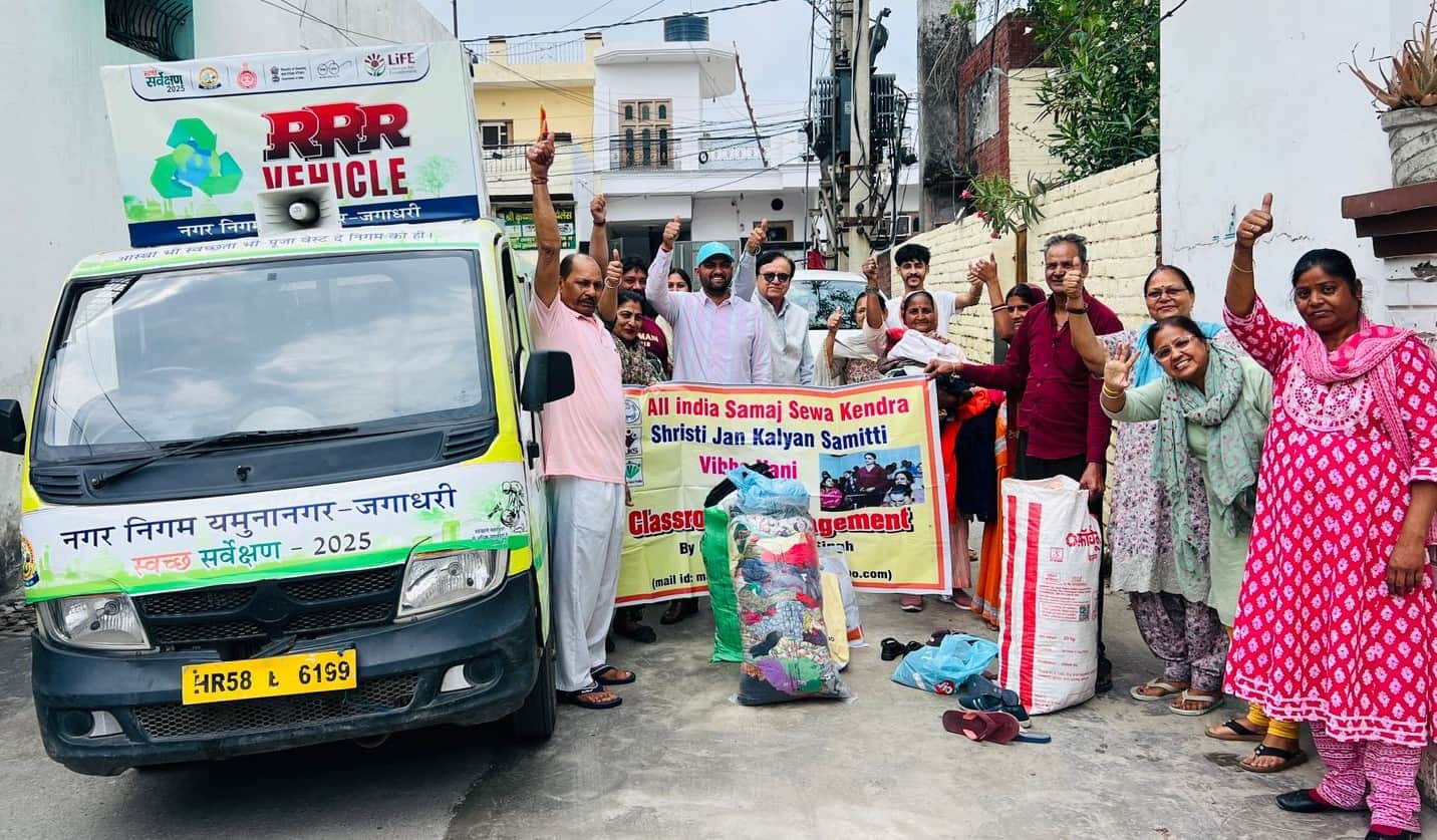 आरआरआर वाहन के माध्यम से उपयोगी सामान का संग्रहण करने पहुंची निगम की टीम। प्रवक्ता
