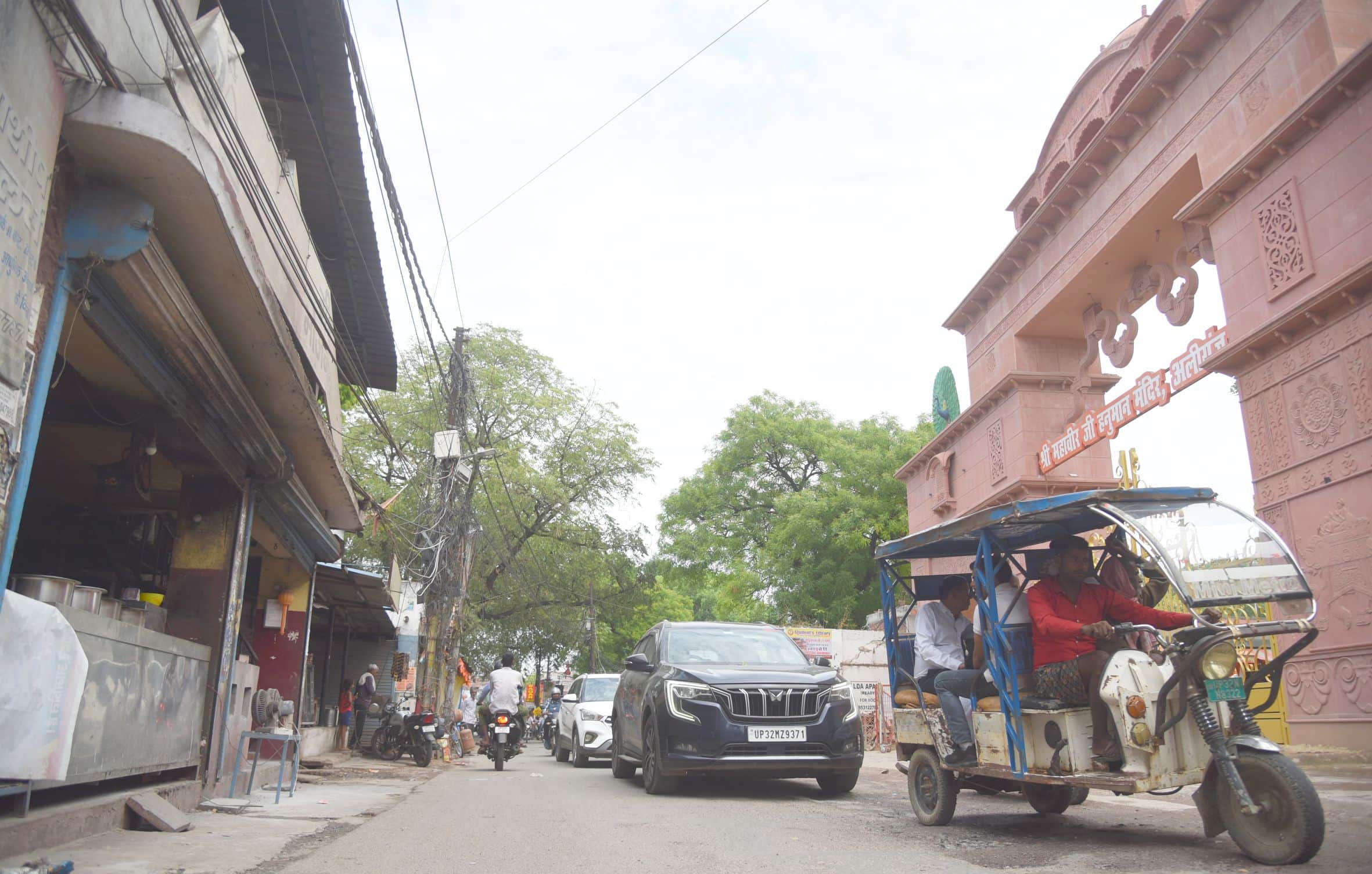 अलीगंज की सड़क और मुनादी करते कर्मचारी।