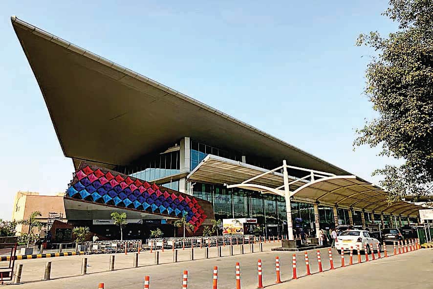 अमाैसी स्थित एयरपोर्ट। 