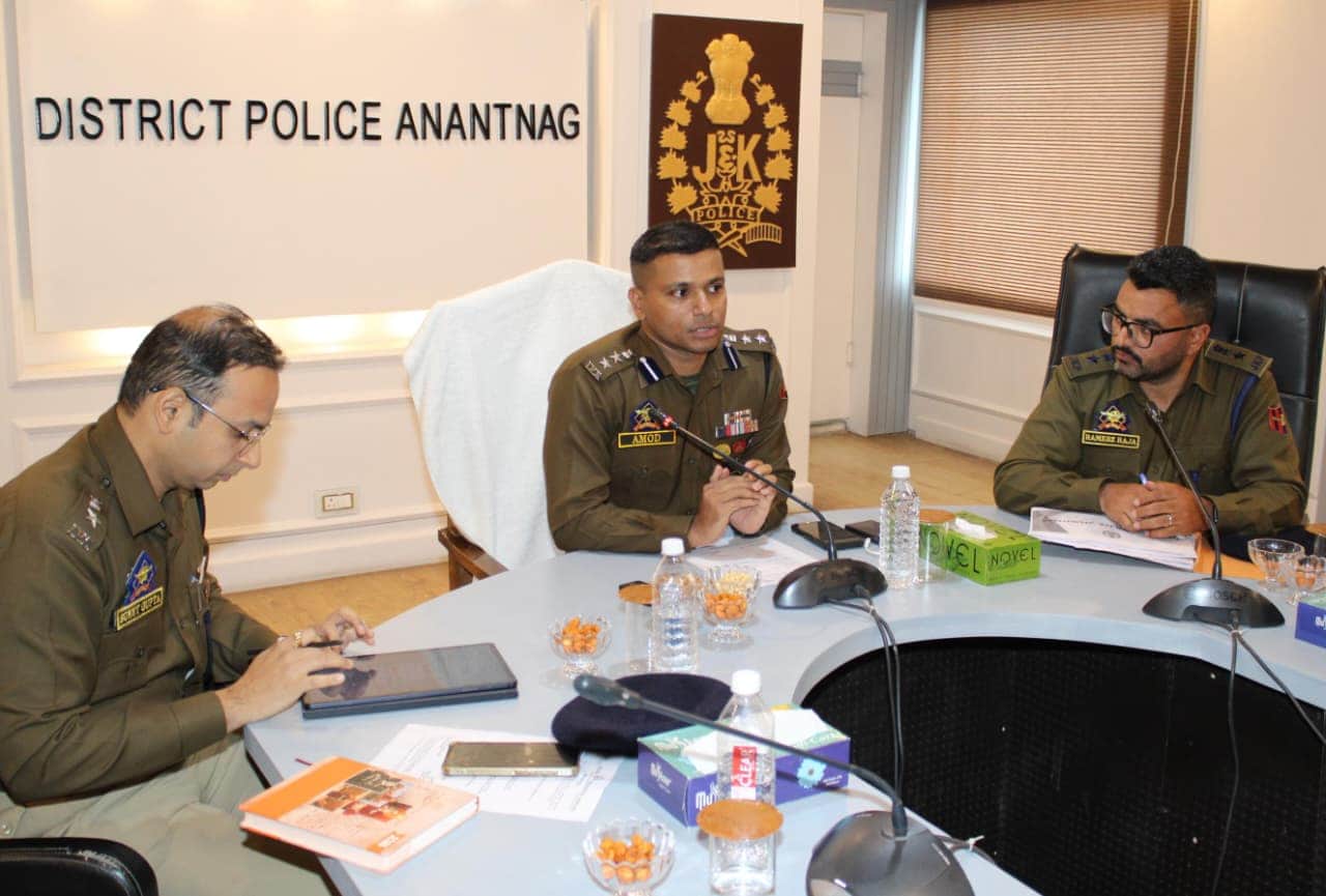 अनंतनाग में बैठक के दौरान एसएसपी। स्रोत पुलिस