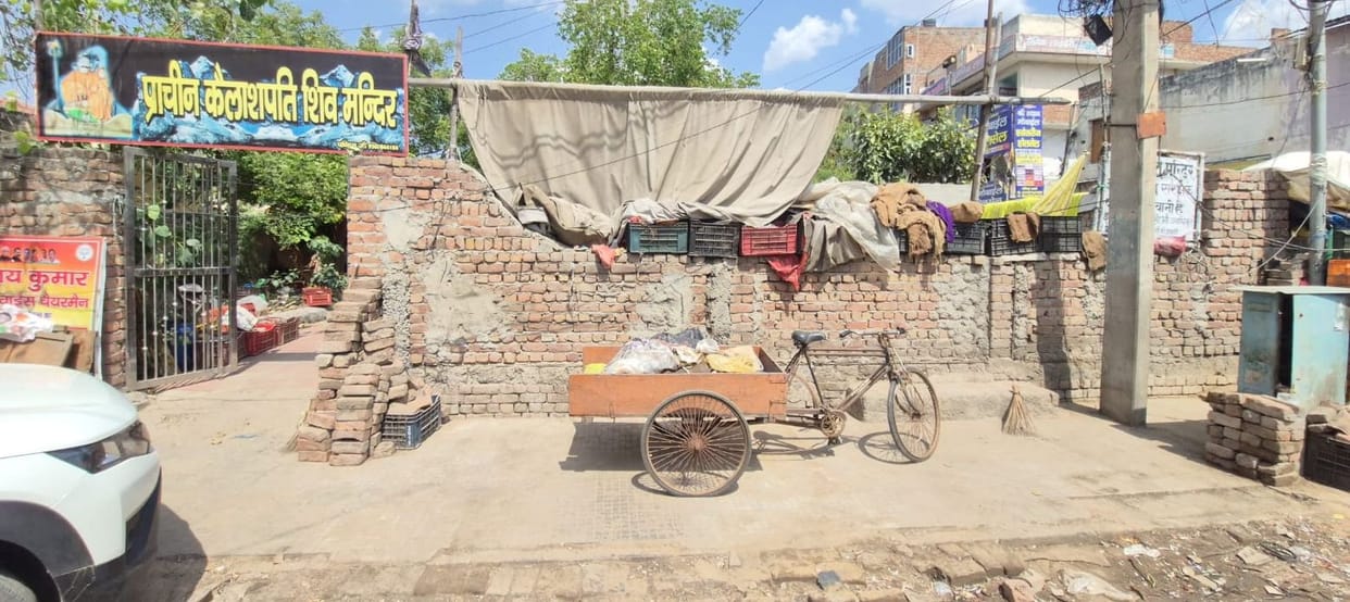 The illegal fruit market was removed from in front of the Shiva temple at Hansi Gate, making space for vehicle parking