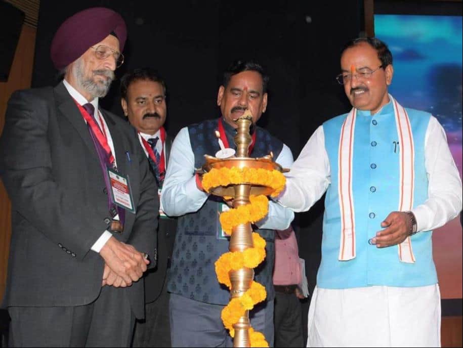 अंतरराष्ट्रीय सम्मेलन का शुभारंभ करते डिप्टी सीएम केशव प्रसाद मौर्य।